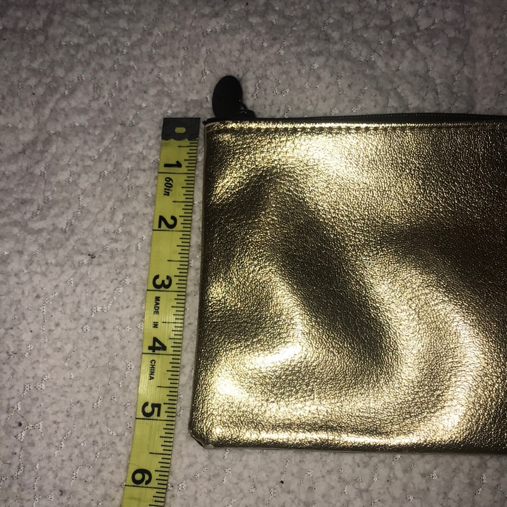 ❤️(5/$8) Metallic Makeup Bag - Picture 6 of 6